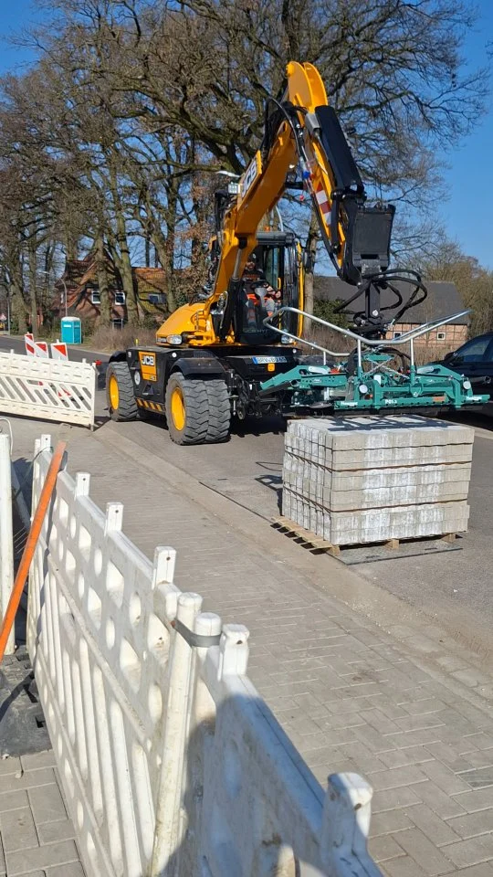 Heute waren wir zur Einweisung einer @hunklinger_allortech #Pflasterverlegezange in Ostereistedt. Mit dem @jcb.deutschland #Hydradig von @bngbaumaschinen eine leistungsfähige Kombination🤙💪 Ihr wollt auch schneller und einfacher Pflastern?
Dann meldet euch und vereinbart einen unverbindlichen #Vorführtermin
📲04432 9883965
Info@raquatec.de